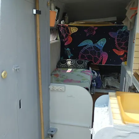 Amenage Sans Wc Sanitaire Et Cuisine, Juste Pour Depanner Quelques Nuits, Prevoir Batterie Externe Pour Les Telephones Merci De Bien Lire Le Descriptif Lyxtält Montpellier