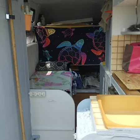 Amenage Sans Wc Sanitaire Et Cuisine, Juste Pour Depanner Quelques Nuits, Prevoir Batterie Externe Pour Les Telephones Merci De Bien Lire Le Descriptif Lyxtält