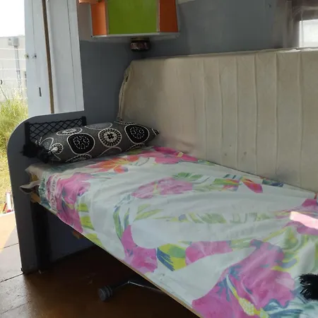 Amenage Sans Wc Sanitaire Et Cuisine, Juste Pour Depanner Quelques Nuits, Prevoir Batterie Externe Pour Les Telephones Merci De Bien Lire Le Descriptif Montpellier